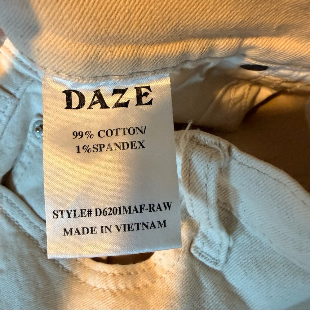 Daze Women's Shy Girl High-Rise Cropped Flare Raw Hem Jeans Ivory/Cream Size 29 - Picture 5 of 5